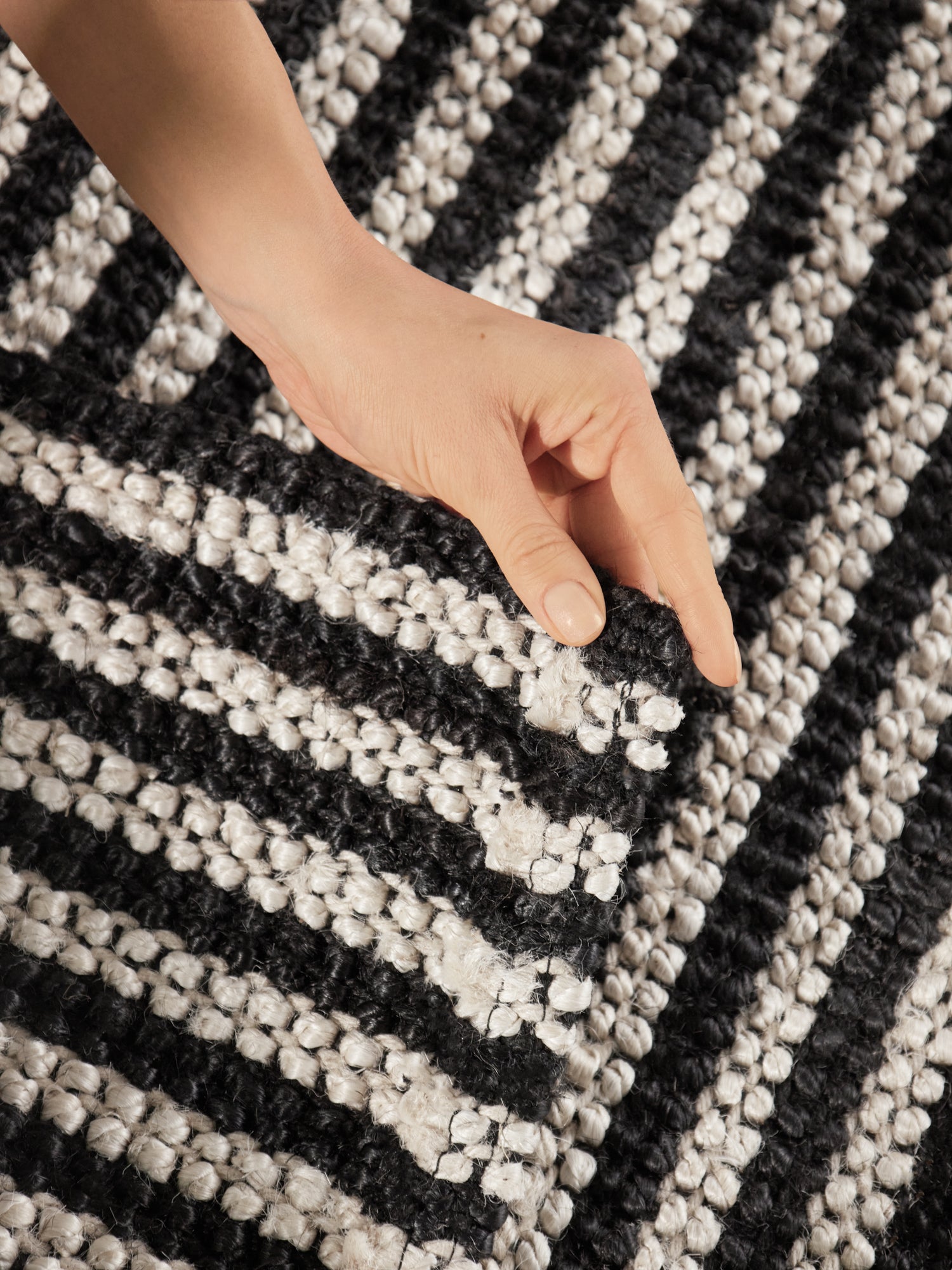 ELLE DECORATION HARVEST JUTE TÆPPE EBONY, NATUR-ELFENBEN-SORT