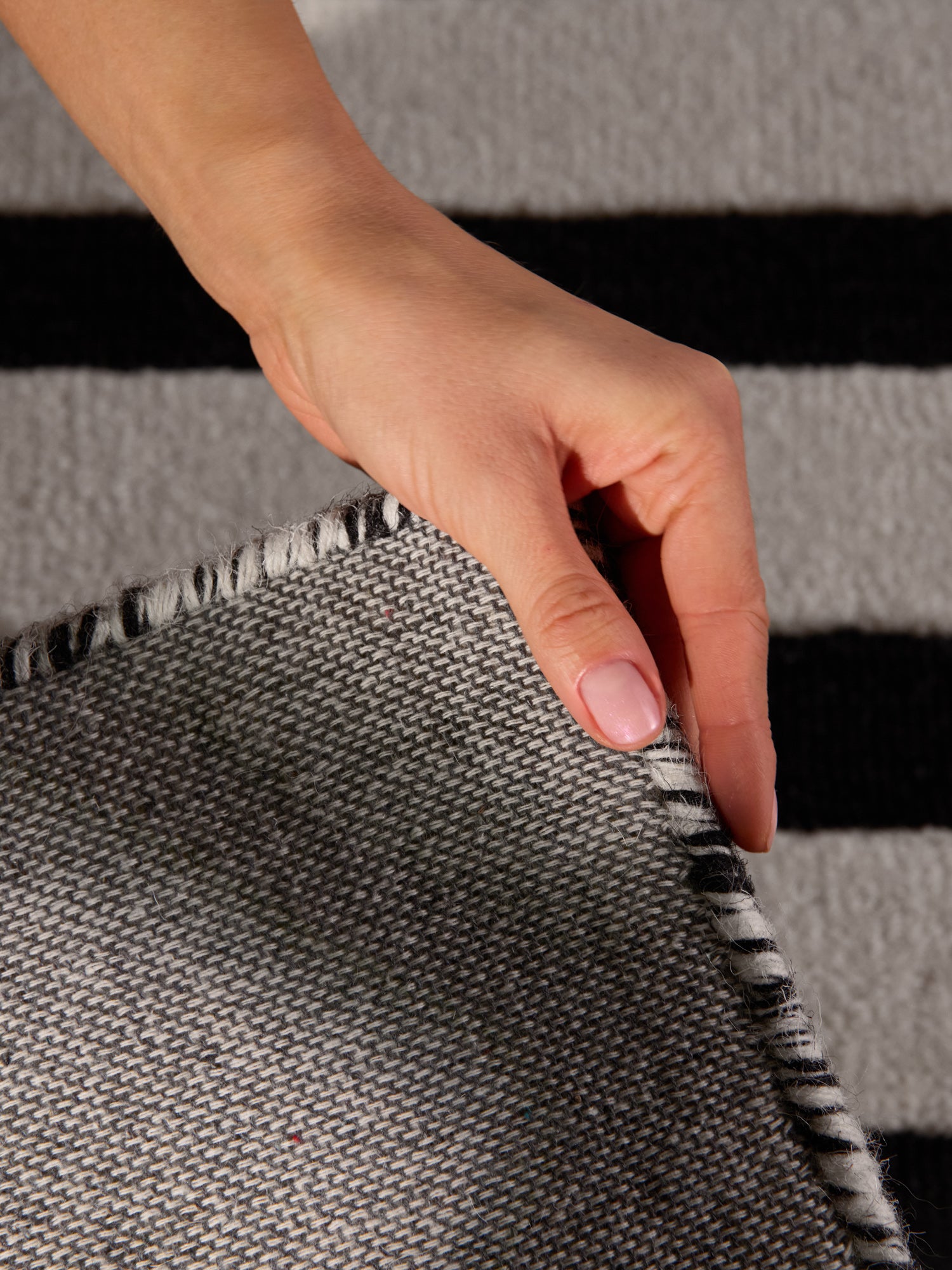 ELLE DECORATION STRYVE ULDTÆPPE NOIR, SORT-HVID