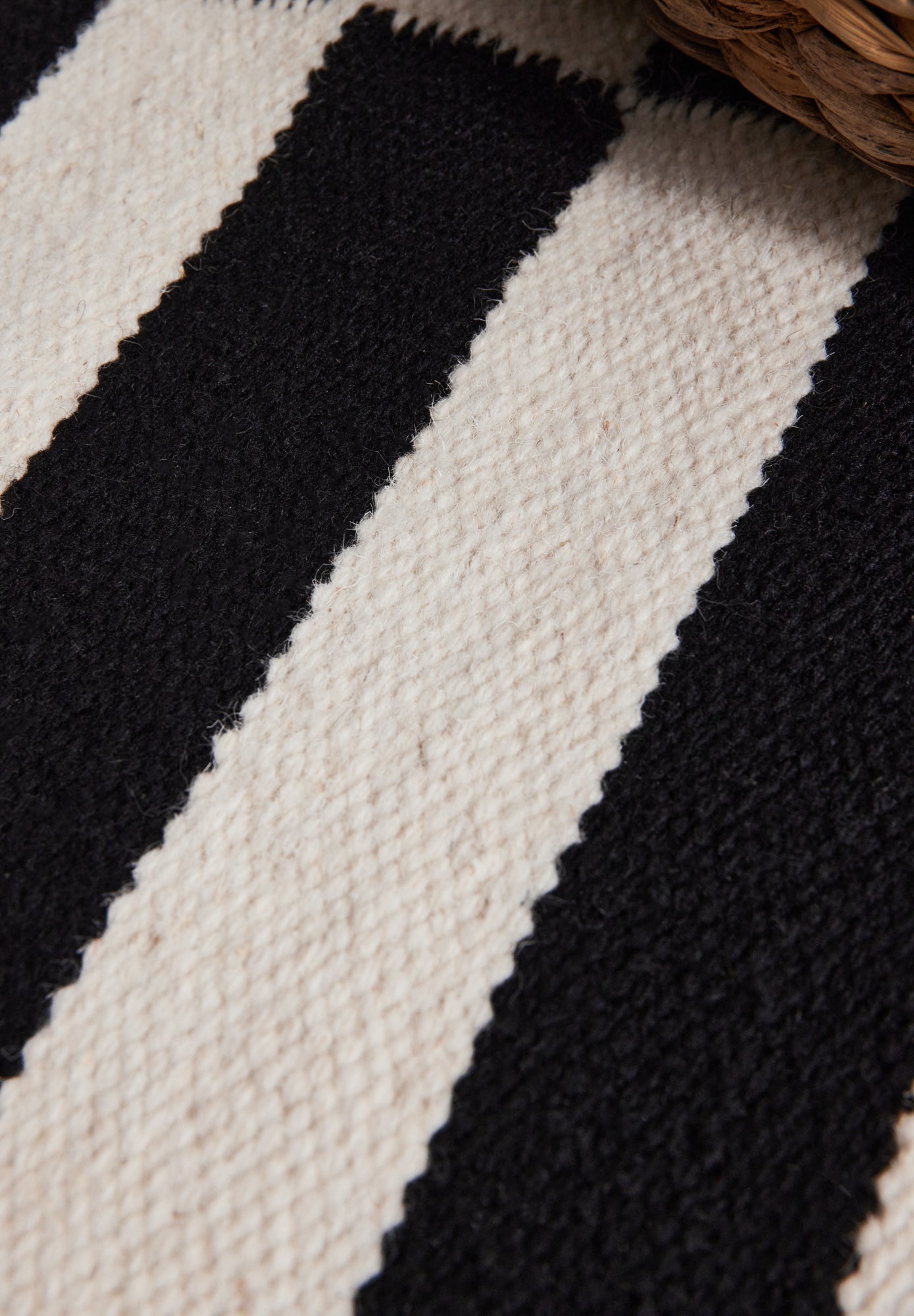 DONA ULD TÆPPE, SORT-NATURLIG HVID 106207