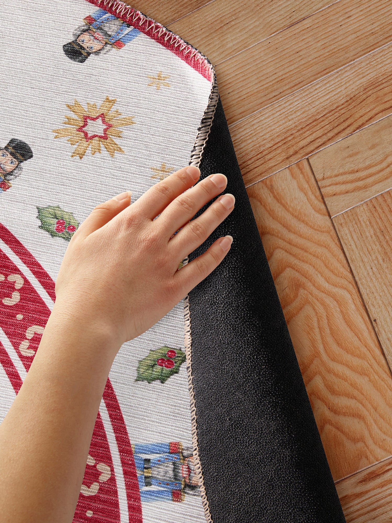 VILLEROY & BOCH TOY'S DELIGHT LIMITED EDITION JULETÆPPE, NØDDEKNÆKKER CREME-RØD