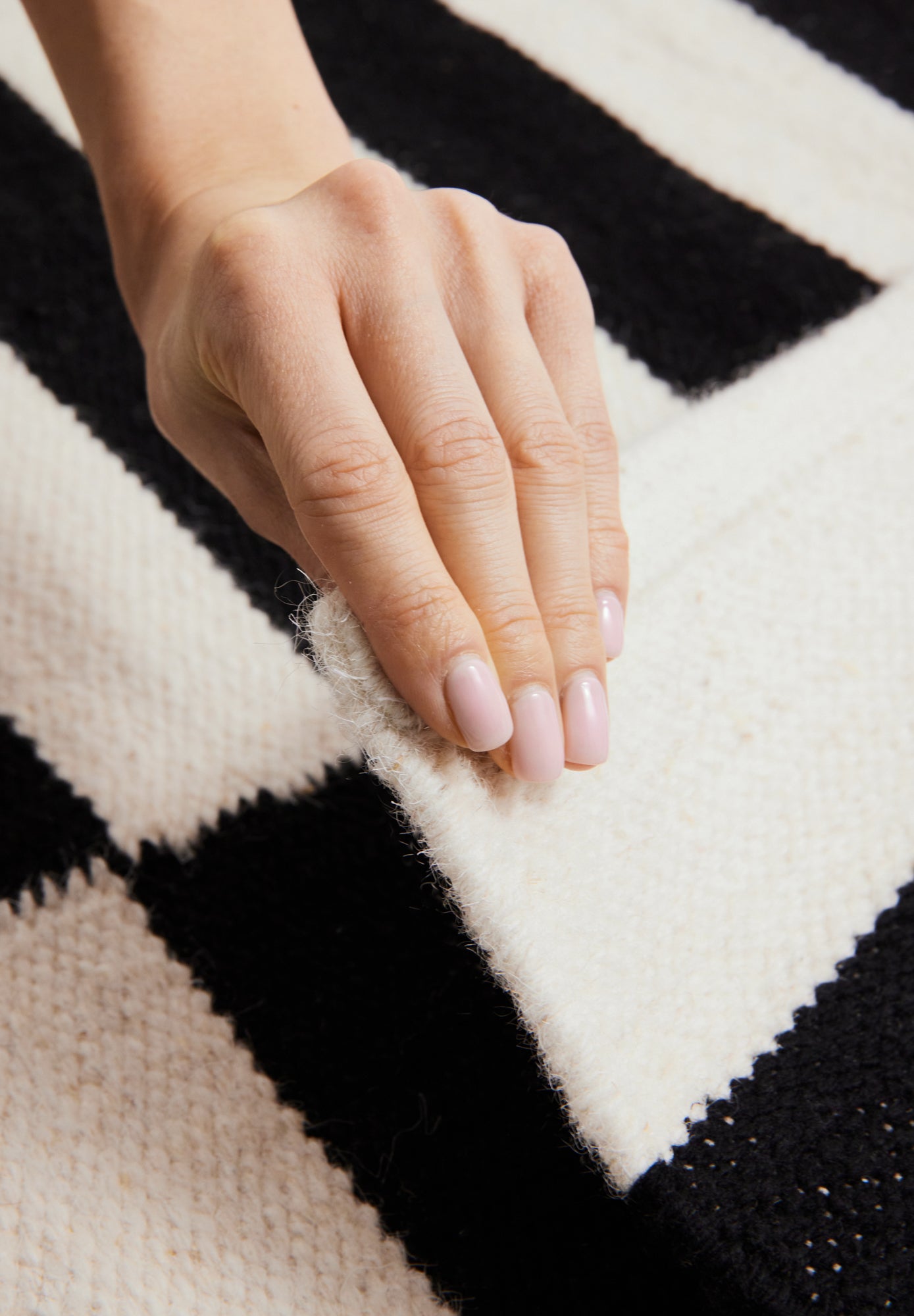 DONA ULD TÆPPE, SORT-NATURLIG HVID 106207