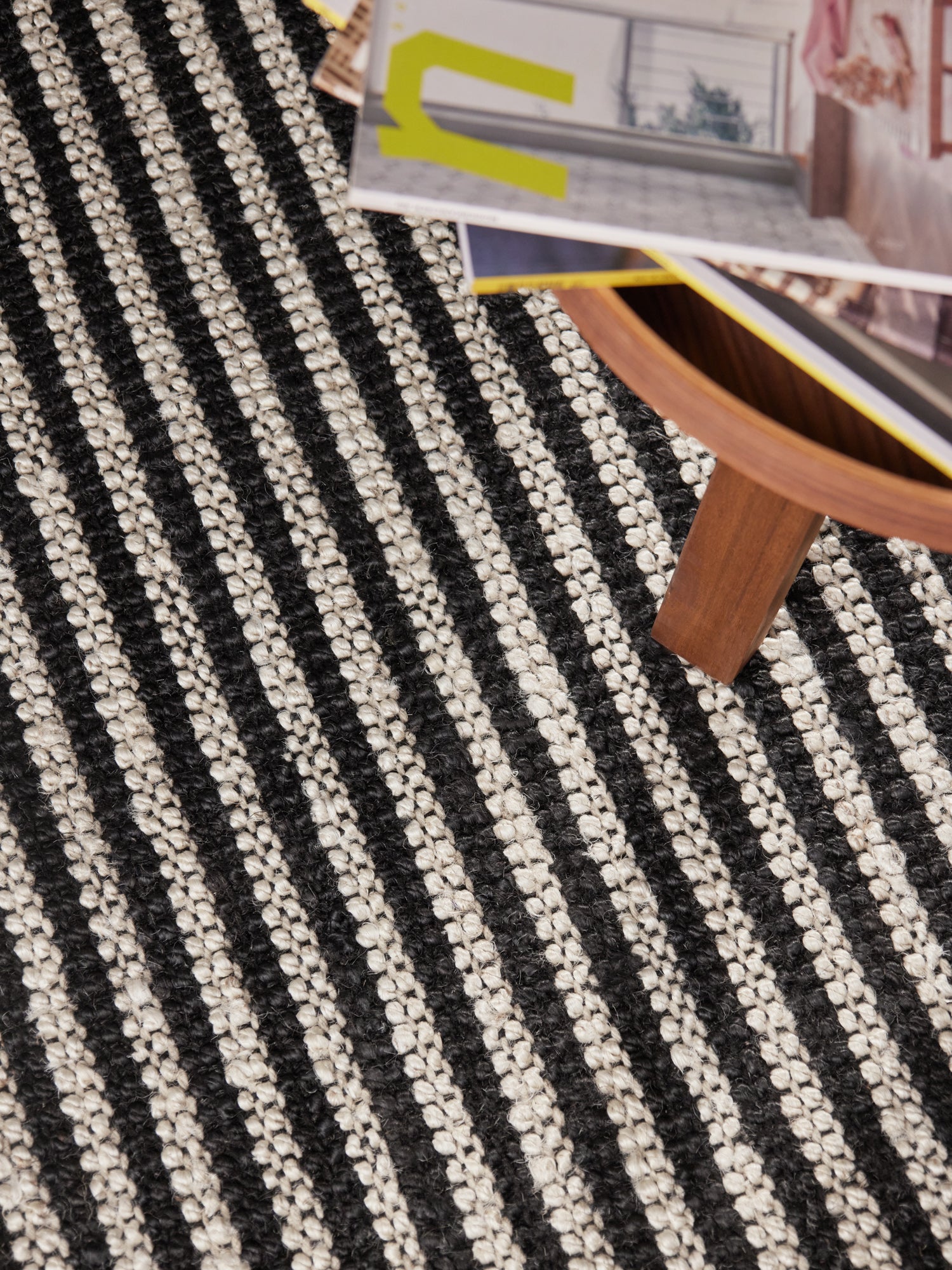 ELLE DECORATION HARVEST JUTE TÆPPE EBONY, NATUR-ELFENBEN-SORT