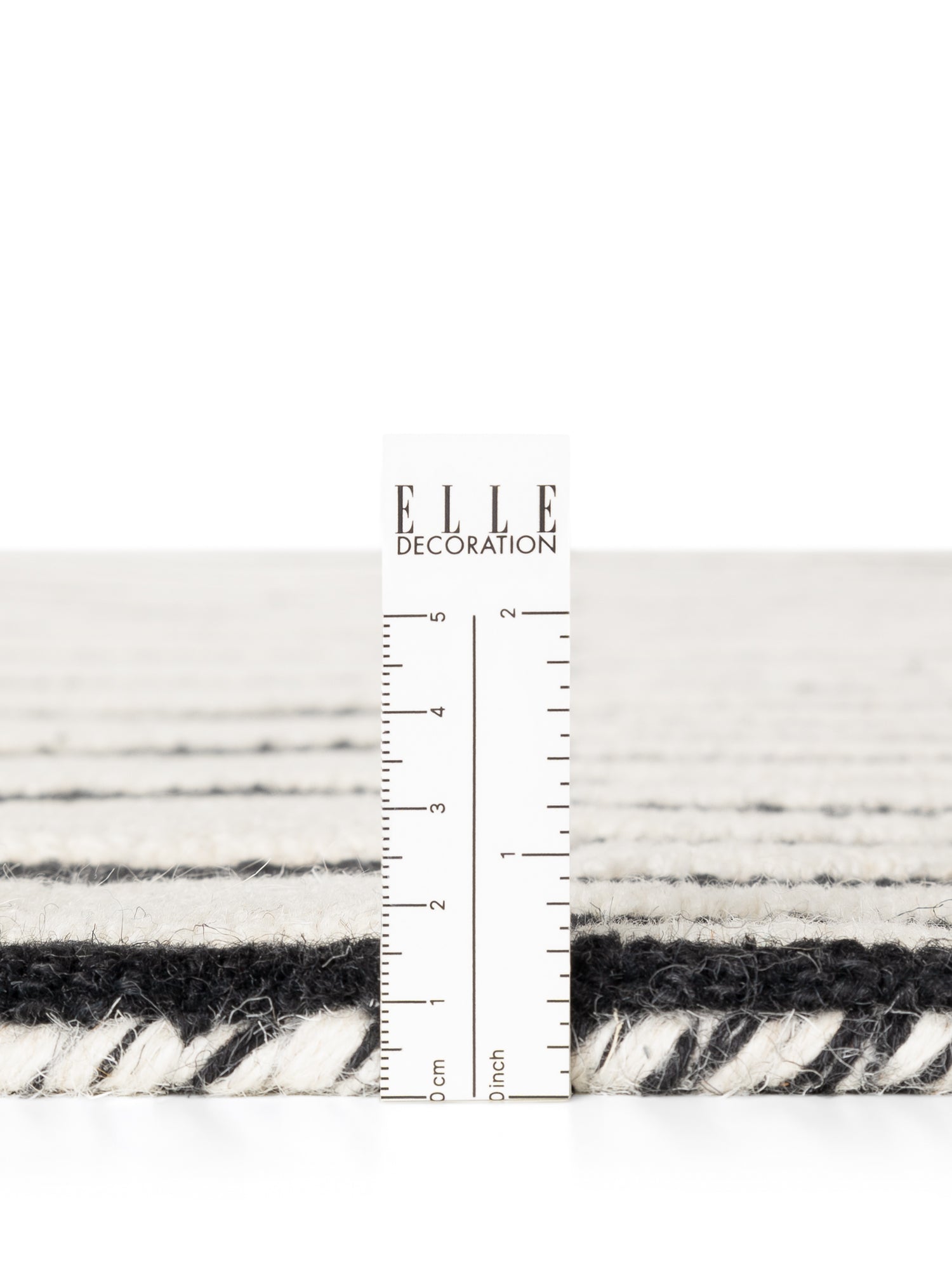 ELLE DECORATION STRYVE ULDTÆPPE PULSE, SORT-HVID