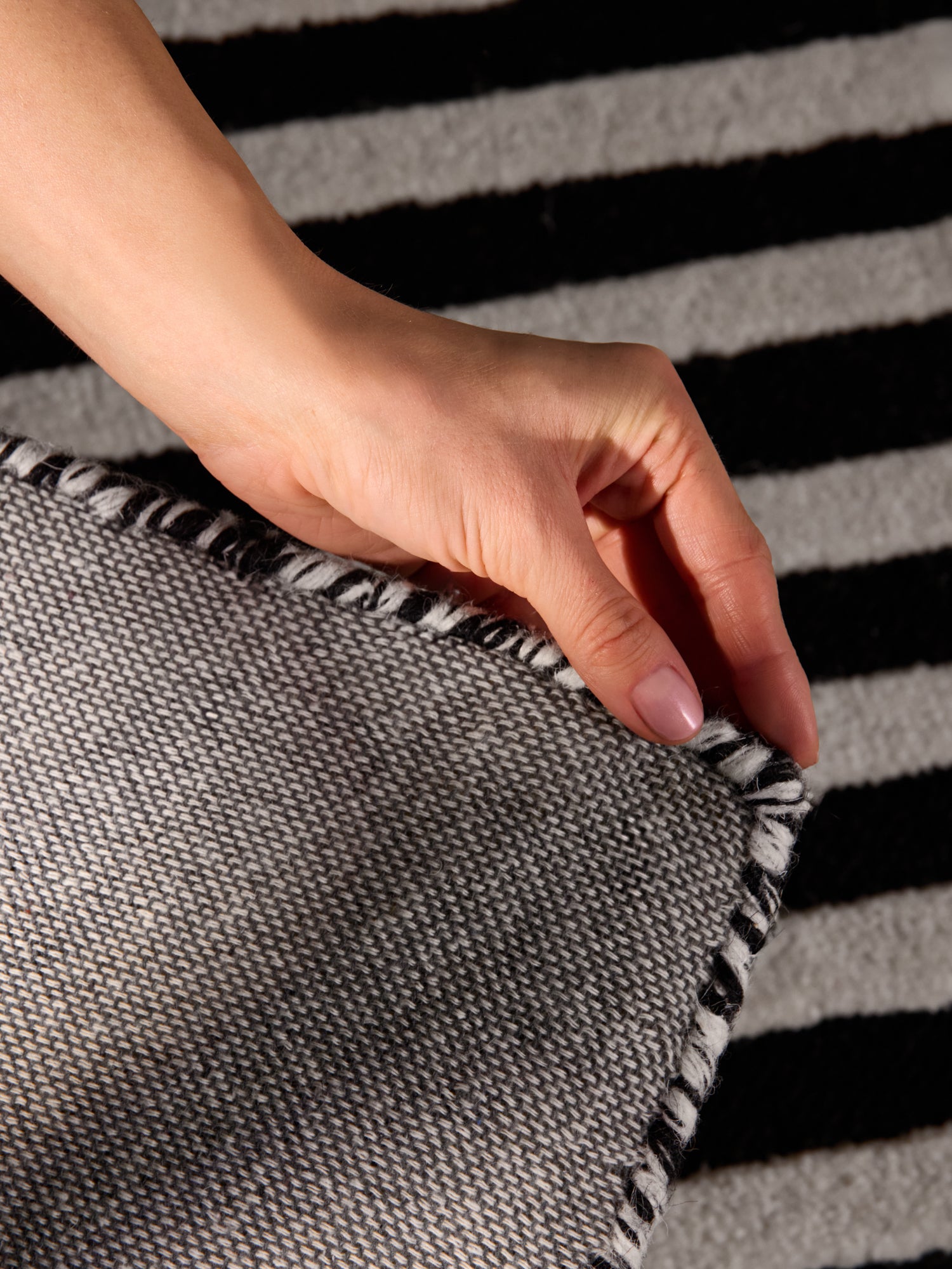 ELLE DECORATION STRYVE ULDTÆPPE FLUX, SORT-HVID