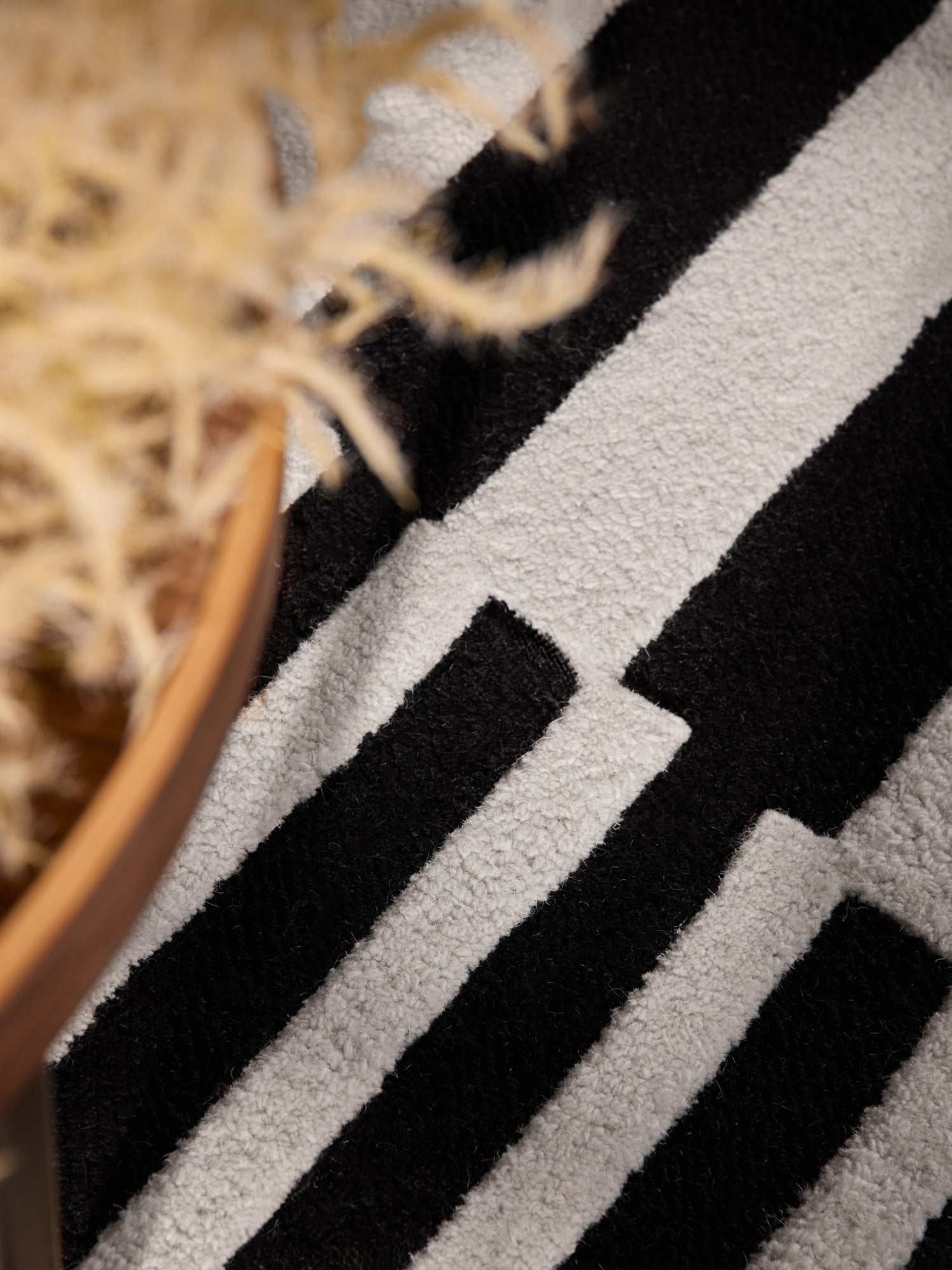 ELLE DECORATION STRYVE ULDTÆPPE FLUX, SORT-HVID