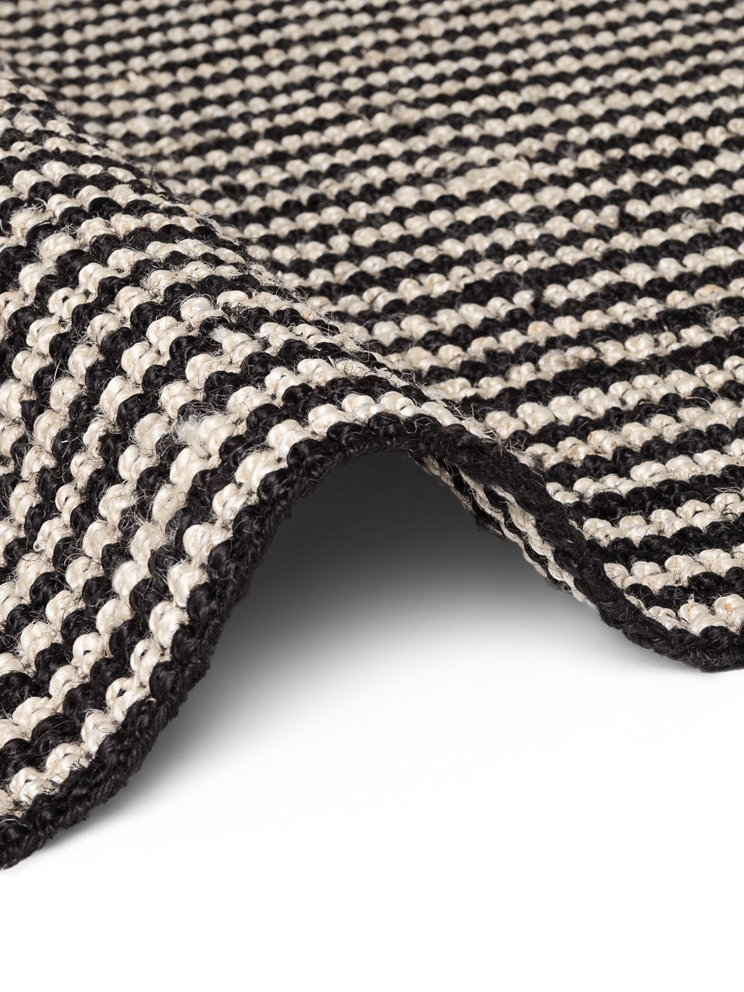 ELLE DECORATION HARVEST JUTE TÆPPE EBONY, NATUR-ELFENBEN-SORT