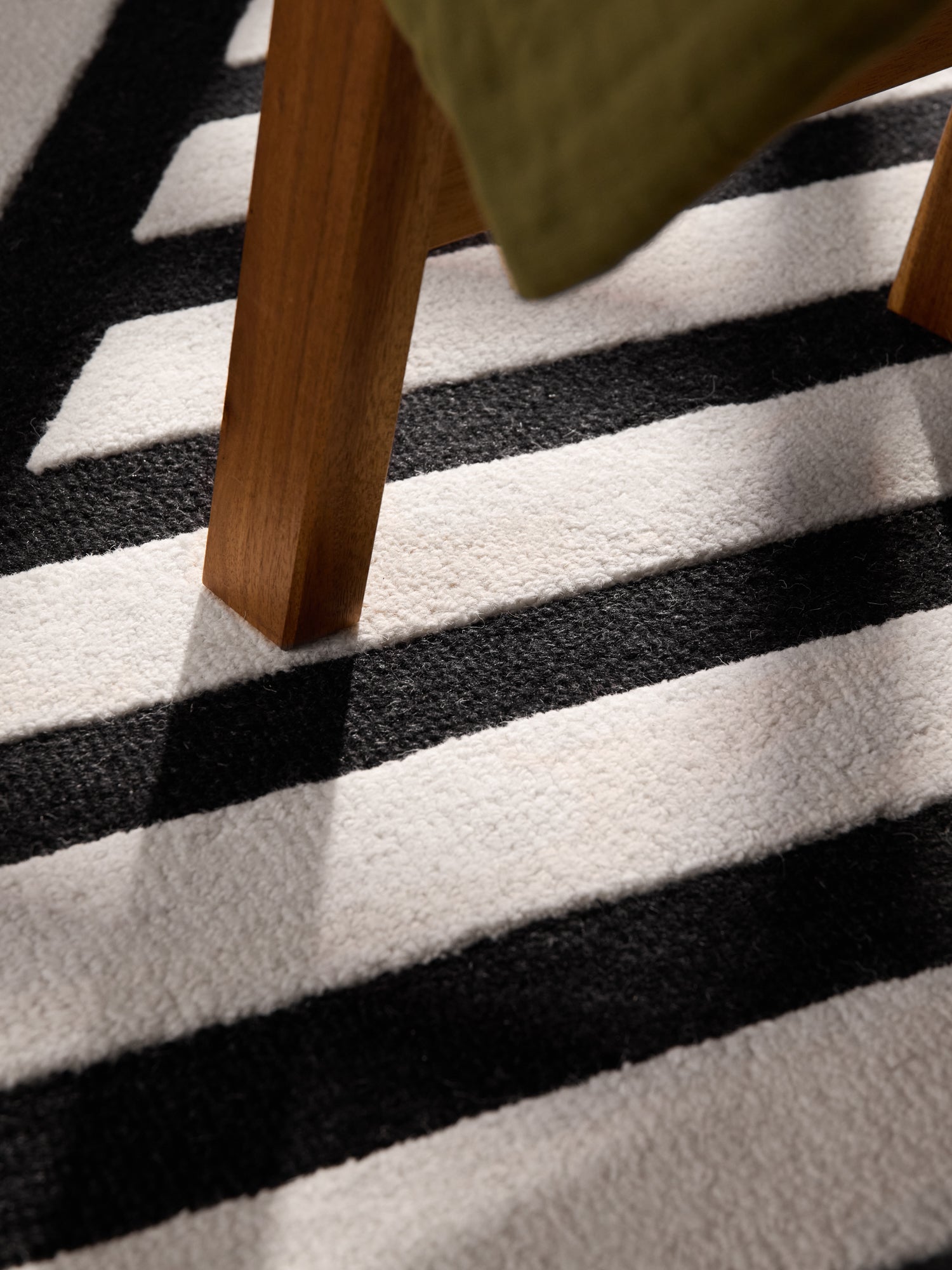 ELLE DECORATION STRYVE ULDTÆPPE NOIR, SORT-HVID