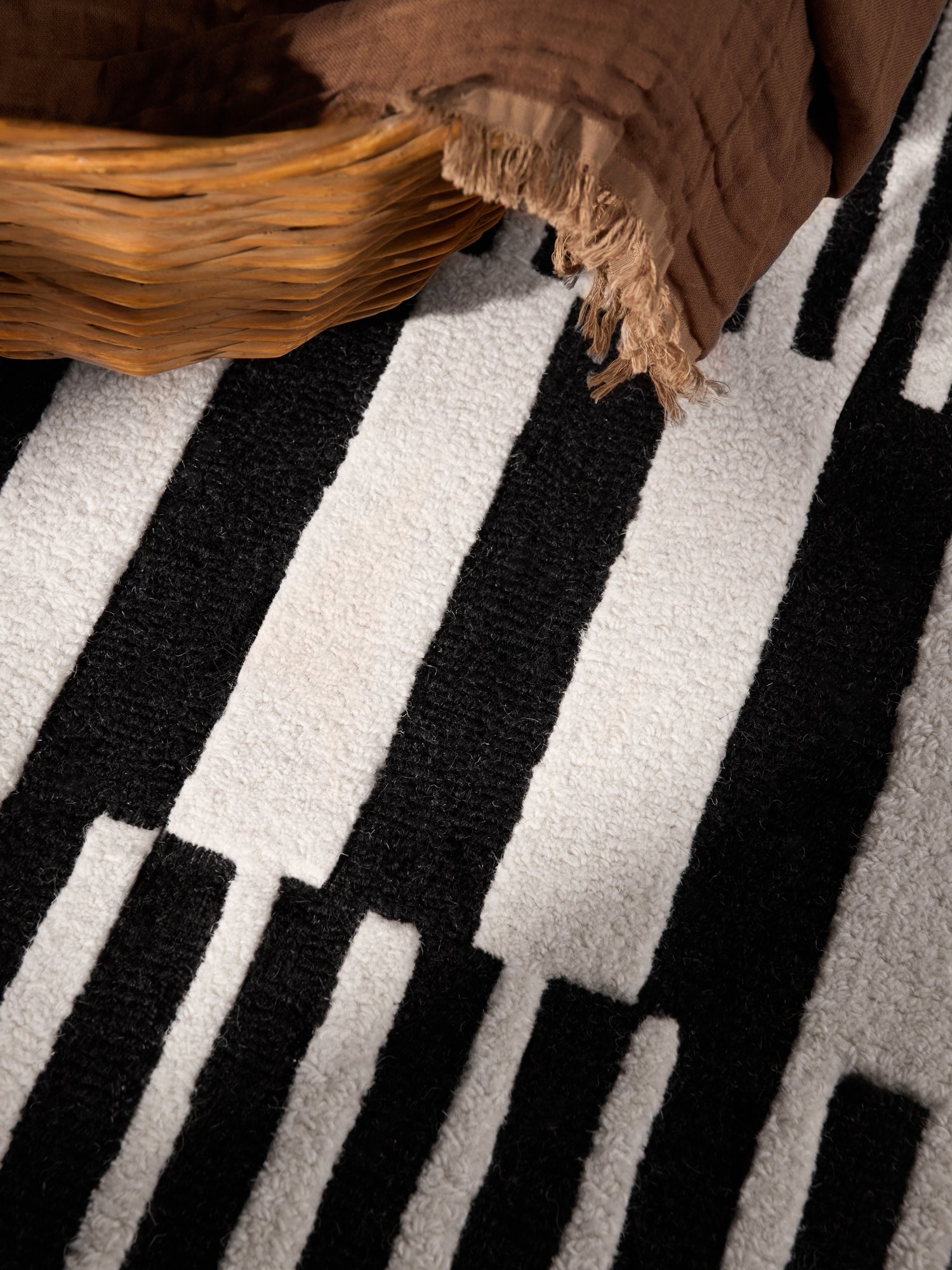 ELLE DECORATION STRYVE ULDTÆPPE PULSE, SORT-HVID