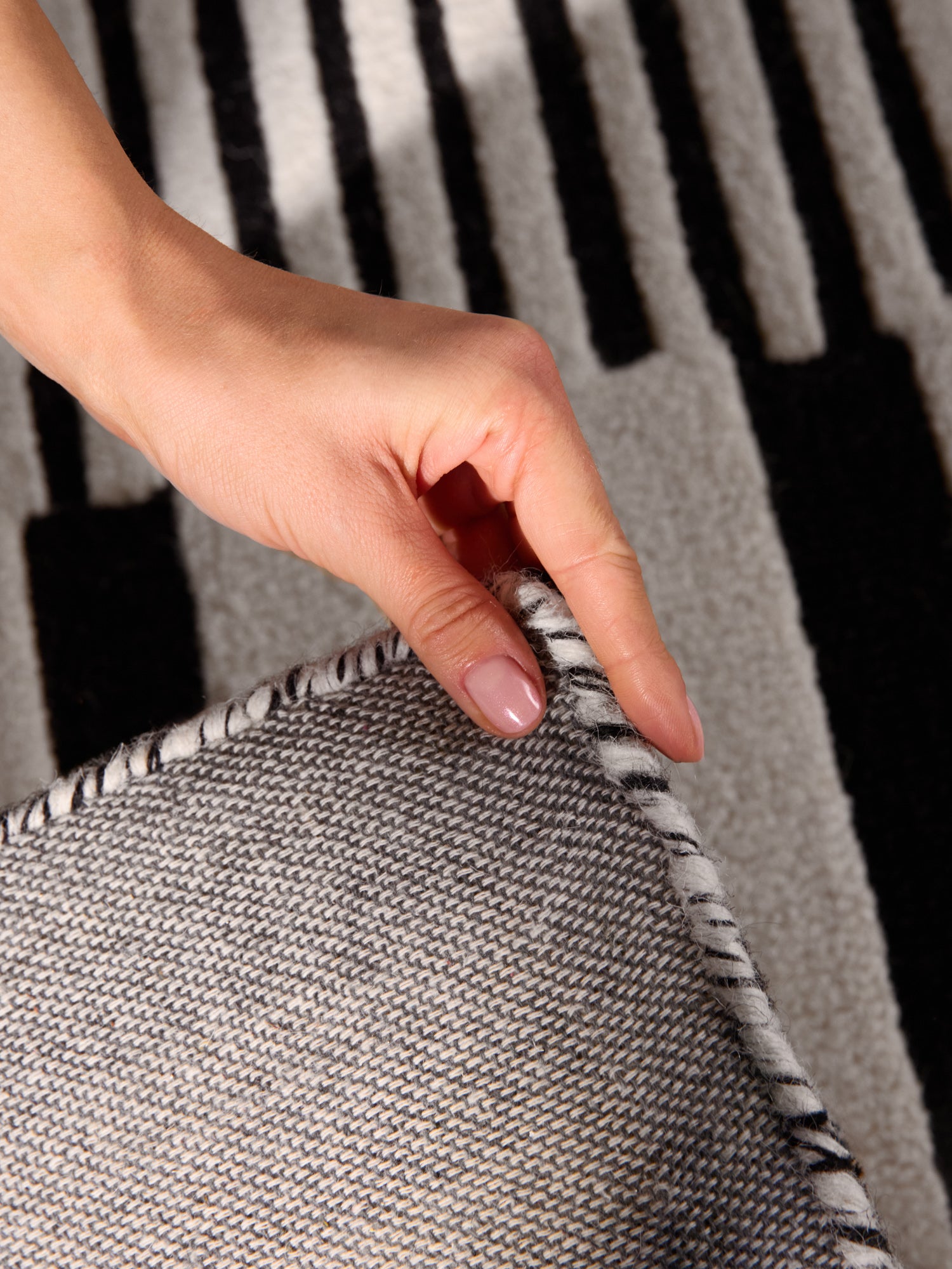 ELLE DECORATION STRYVE ULDTÆPPE PULSE, SORT-HVID