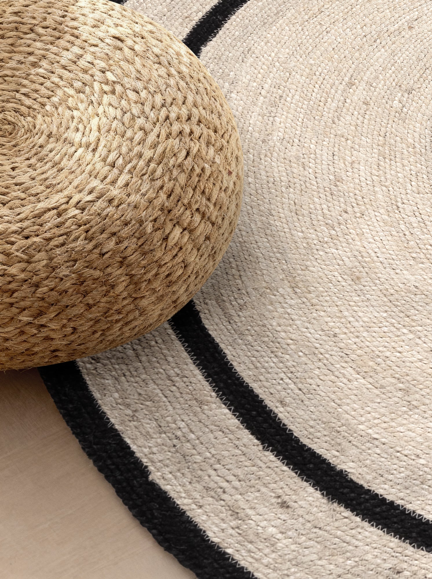 JUTE FLETTET TÆPPE LINA RUNDT, NATUR-ELFENBEN-SORT