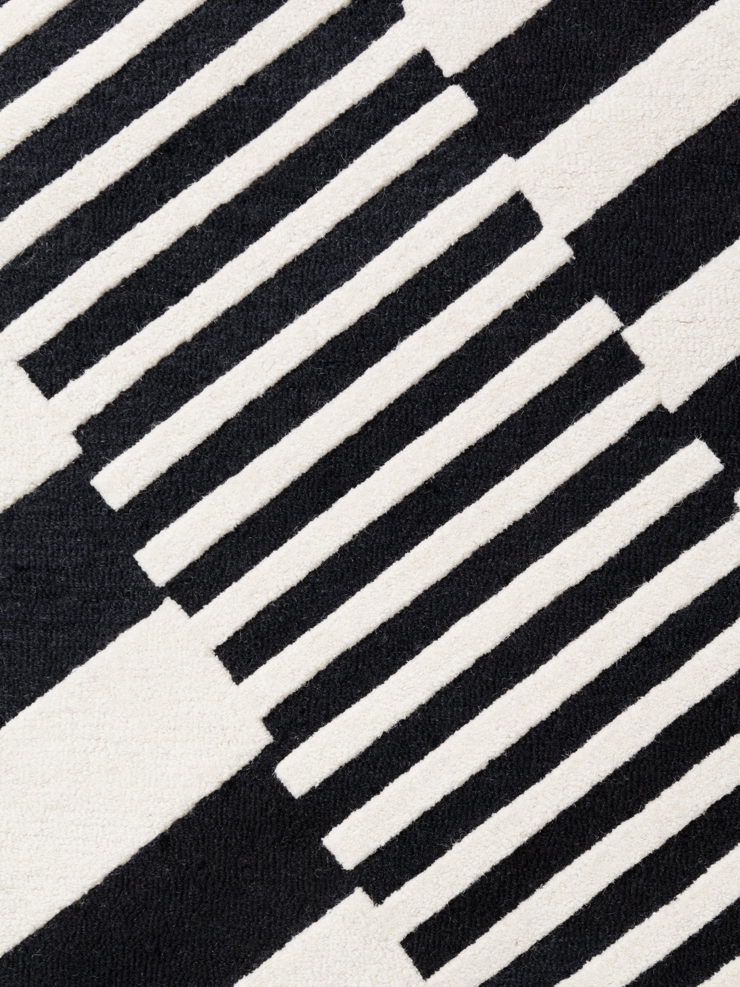 ELLE DECORATION STRYVE ULDTÆPPE FLUX, SORT-HVID