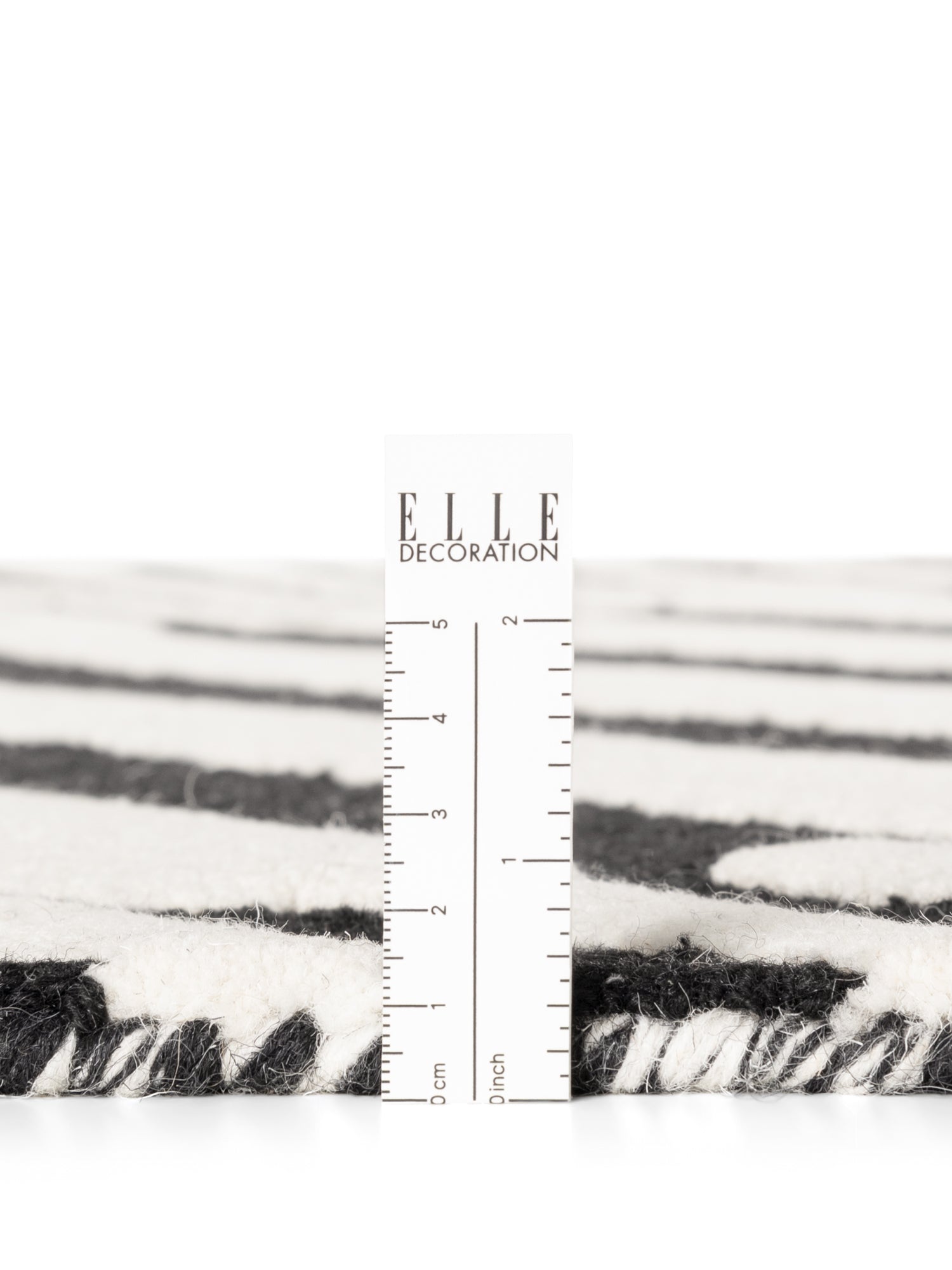 ELLE DECORATION STRYVE ULDTÆPPE FLUX, SORT-HVID