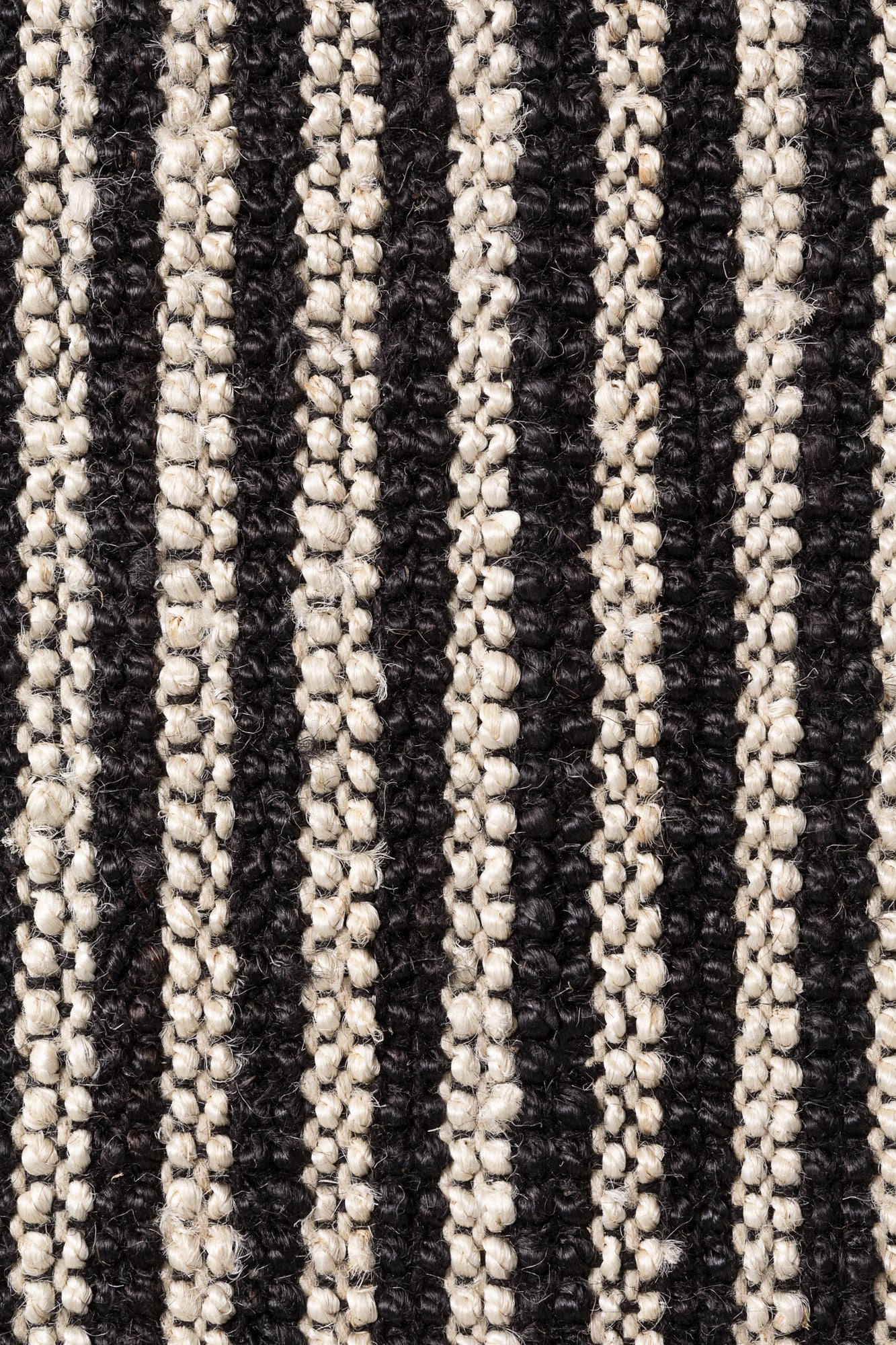 ELLE DECORATION HARVEST JUTE TÆPPE EBONY, NATUR-ELFENBEN-SORT