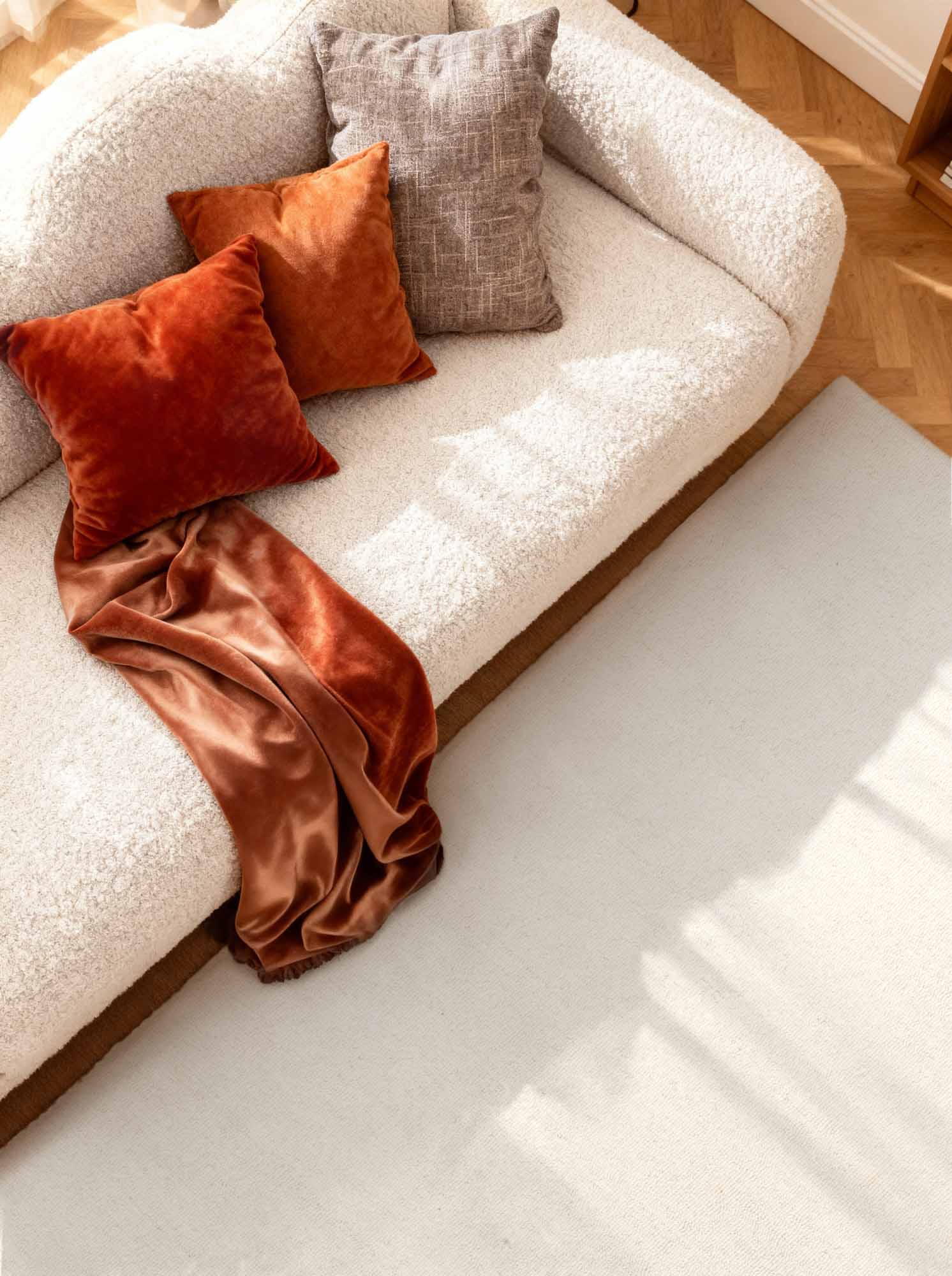 ELLE DECORATION PURISTIC FINE BOUCLE ULDTÆPPE, KNOTS NATURLIG HVID