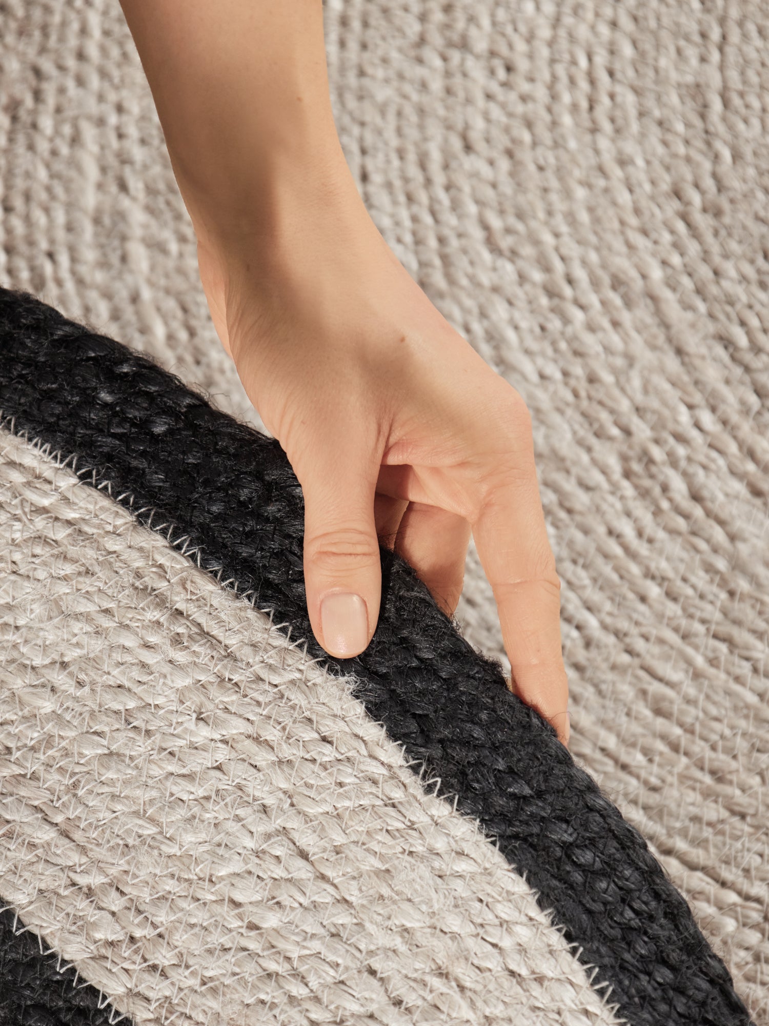 JUTE FLETTET TÆPPE LINA RUNDT, NATUR-ELFENBEN-SORT