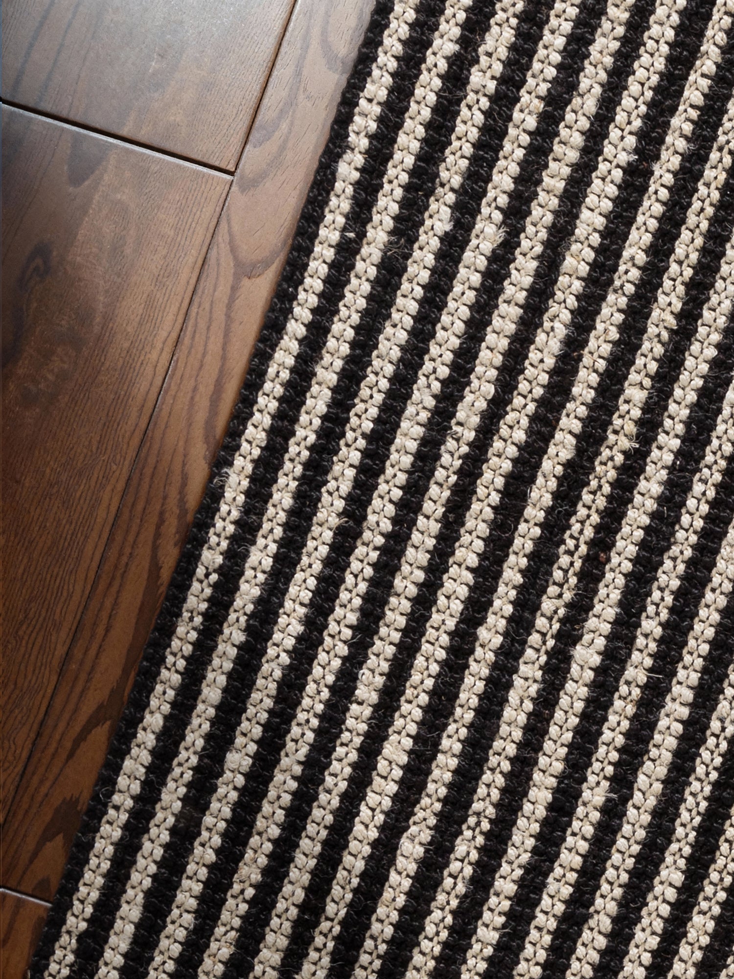 ELLE DECORATION HARVEST JUTE TÆPPE EBONY, NATUR-ELFENBEN-SORT