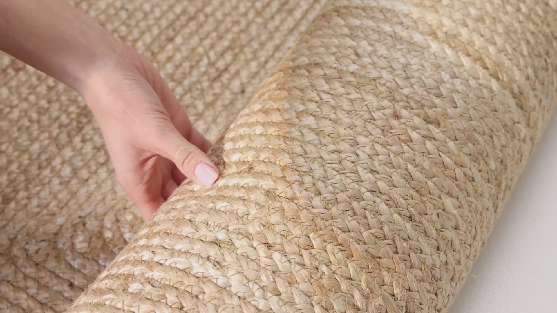 Indlæs video: SARILA JUTE TÆPPE, 106223 NATUR-BRUN